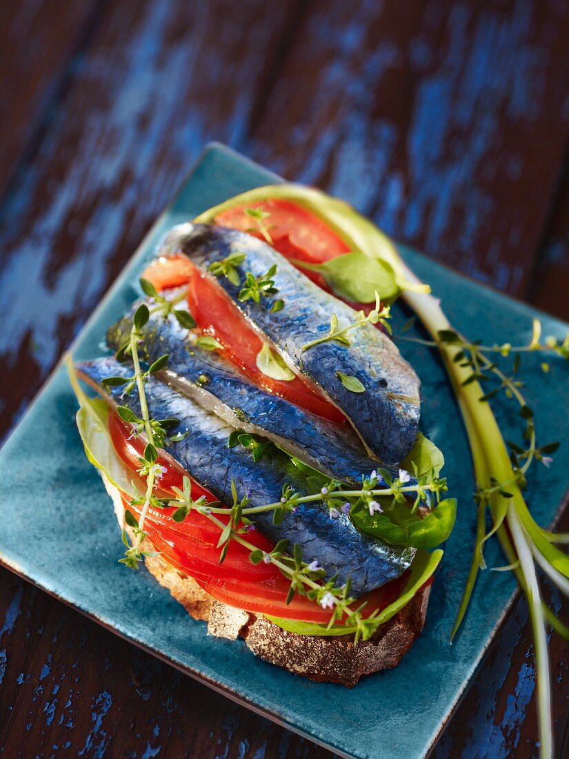 Belegtes Brot mit Sardinen und Tomaten