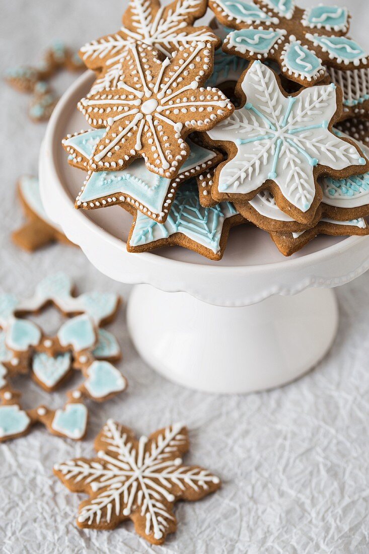 Lebkuchenplätzchen mit buntem Zuckerguss zu Weihnachten auf Kuchenständer