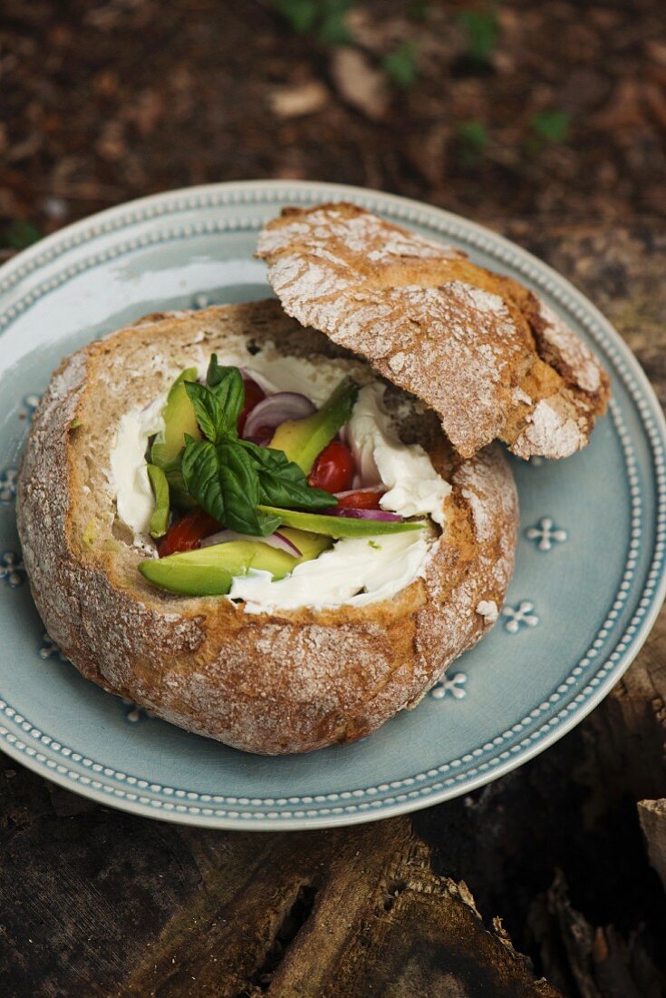 Gefülltes Brot mit Sauerrahm, Avocado und Tomaten