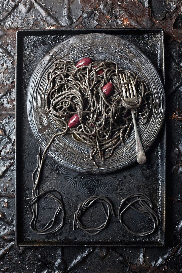 Squid spaghetti with anchovies and olives