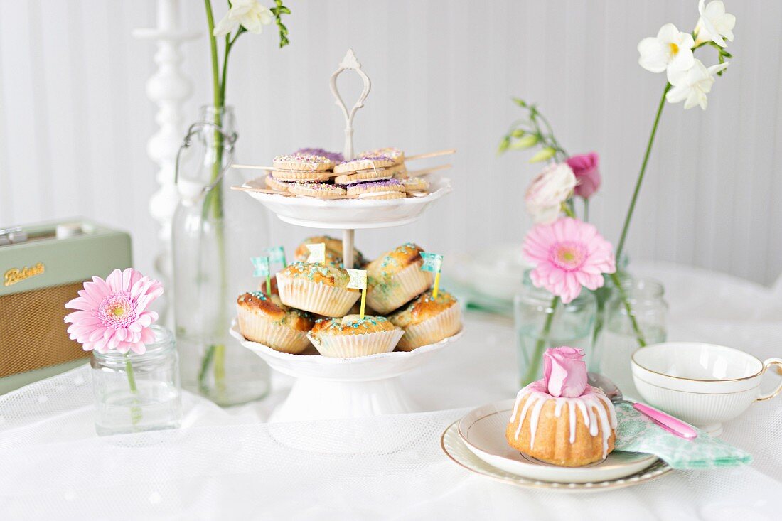 Romantisches Buffet mit Keks-Sticks, gefüllten Hefebrötchen und Mini-Napfkuchen