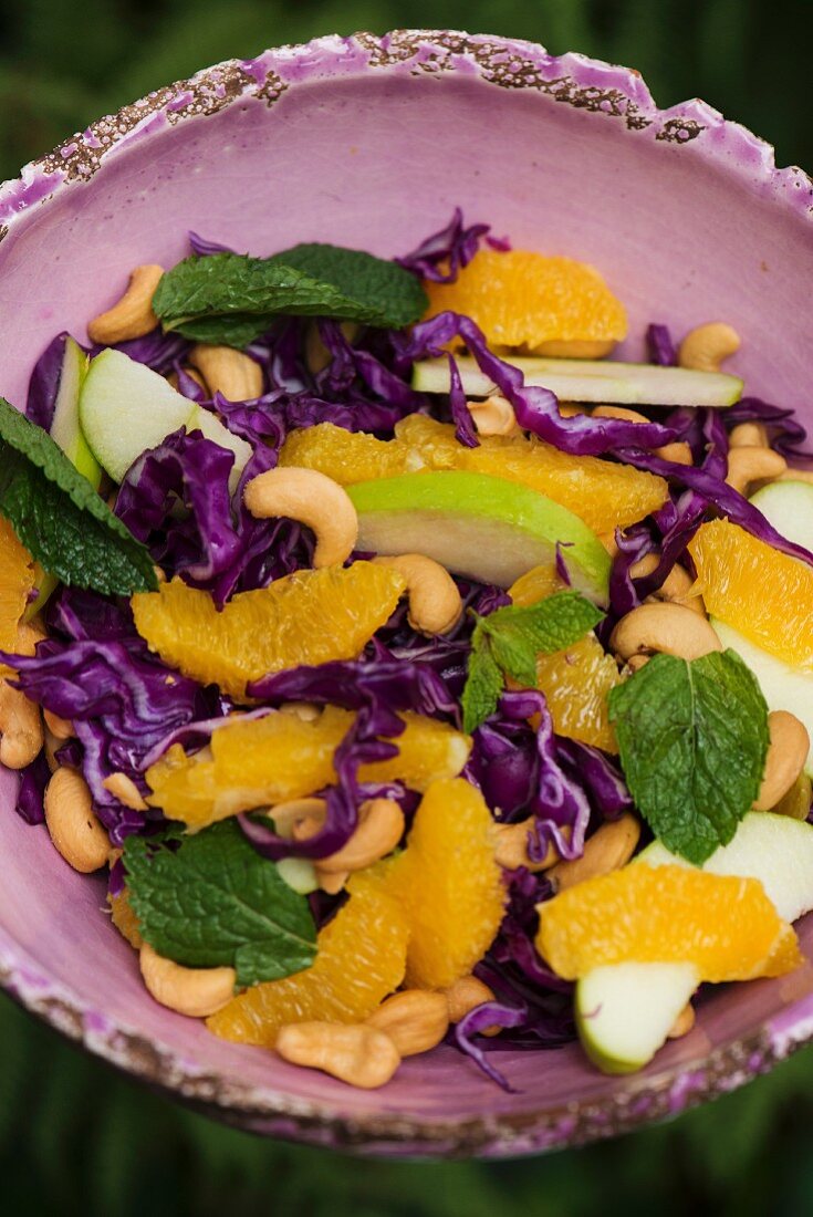 Rotkohlsalat mit Orangen, Apfel und Cashews