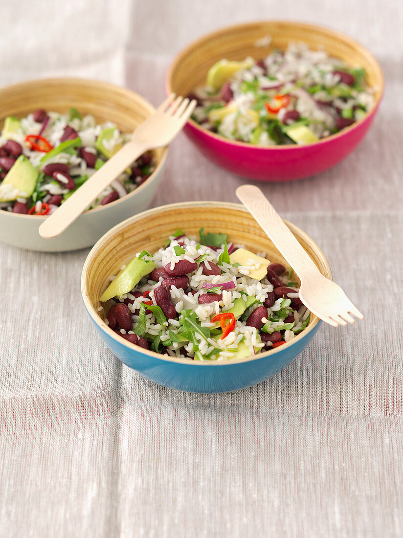 Reissalat mit Kidneybohnen, Avocado, Rucola und Chili