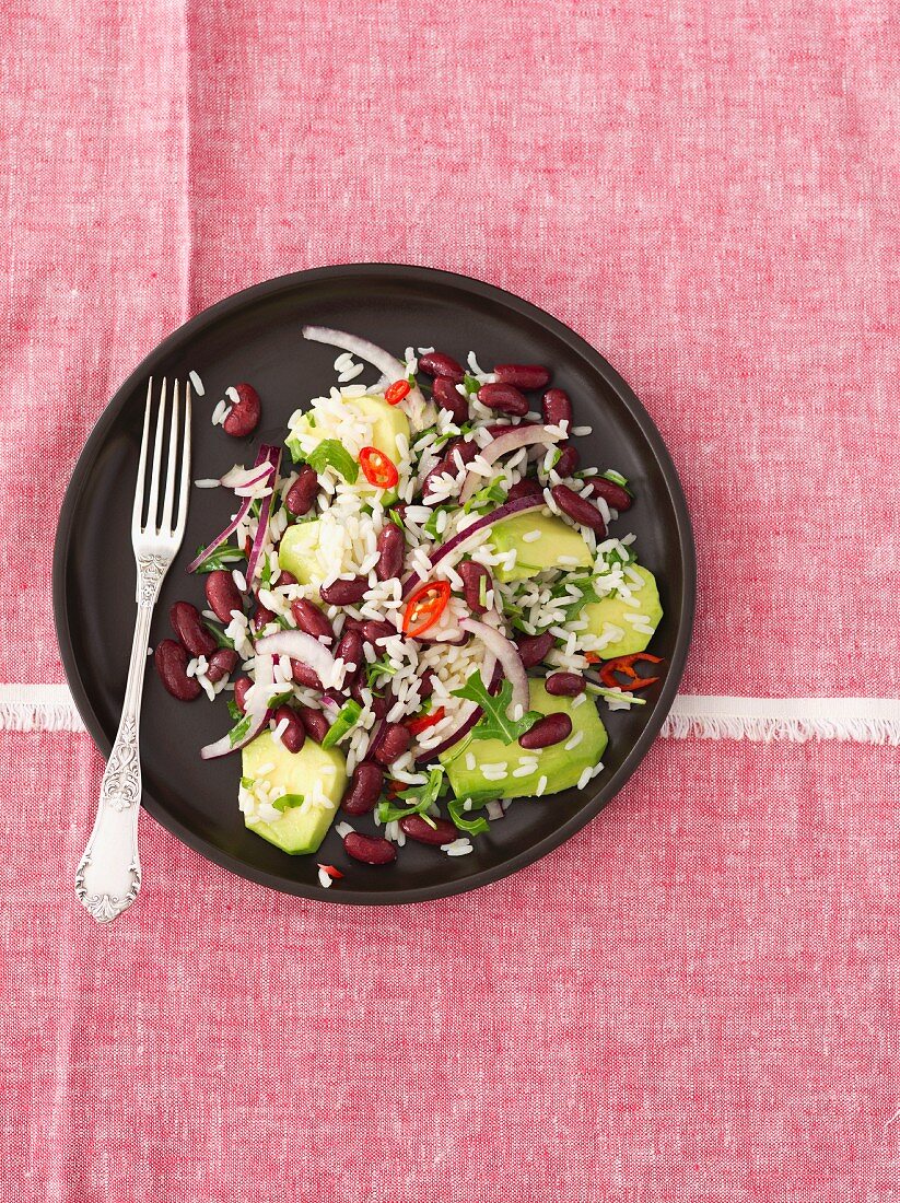 Reissalat mit Kidneybohnen, Avocado, Rucola und Chili