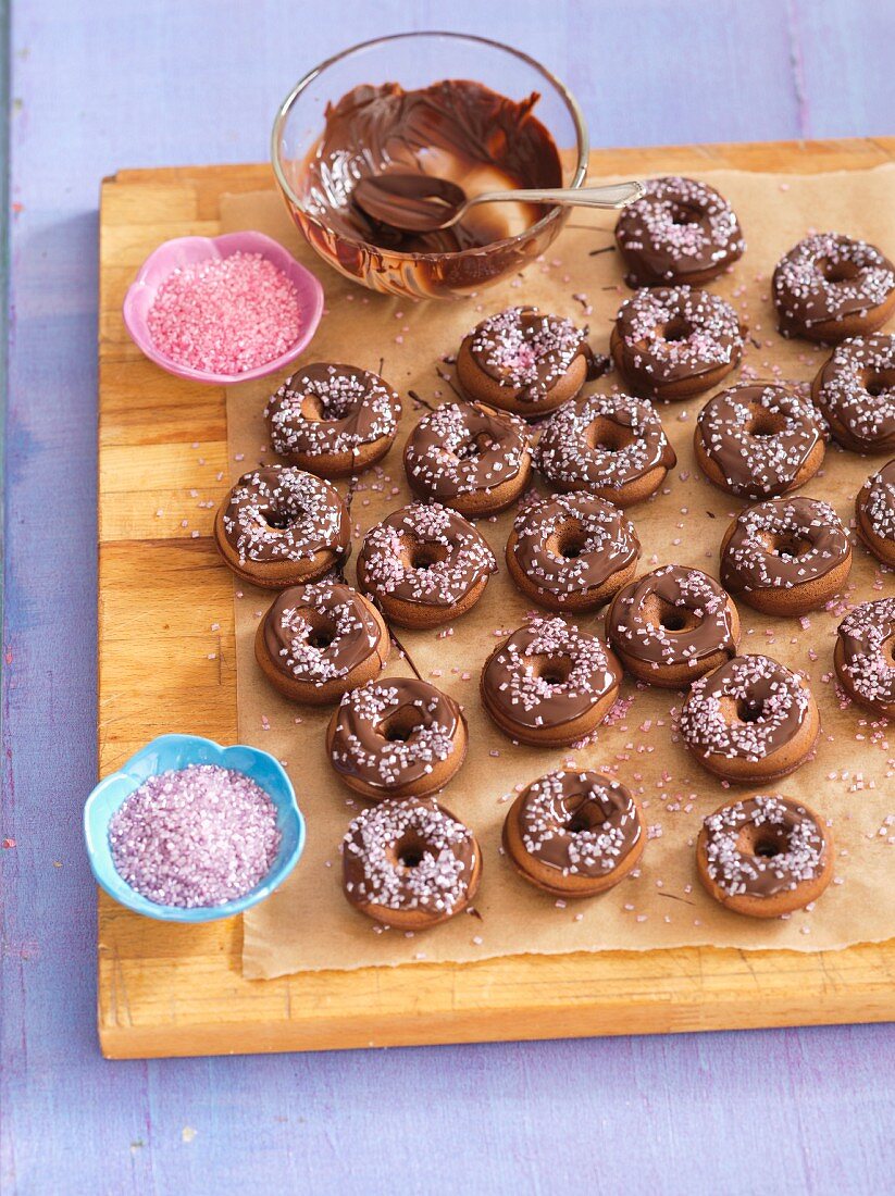 Mini-Schokoladen-Donuts mit rosa Zucker