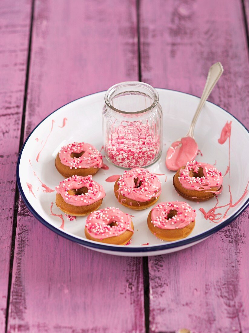 Mini-Donuts mit rosa Schokolade