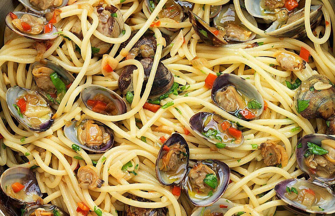 Spaghetti vongole (full frame)