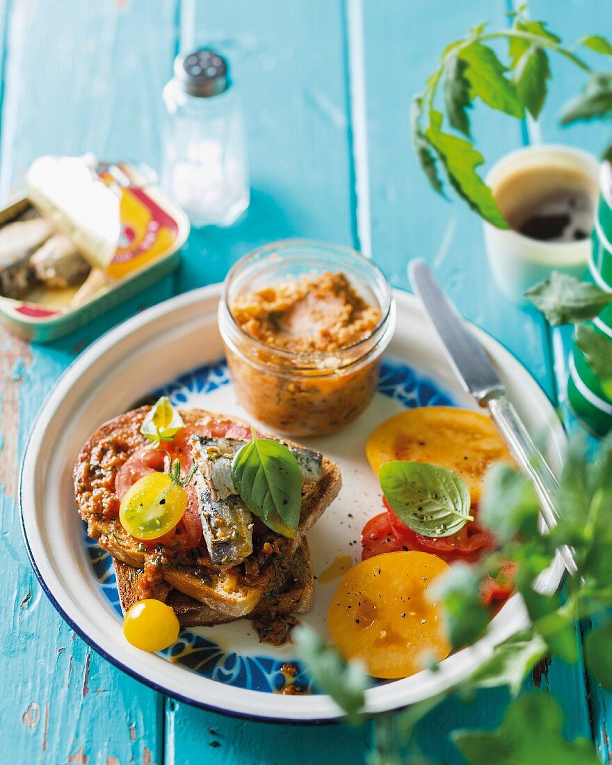 Tomatenpaté mit Toast und Ölsardinen