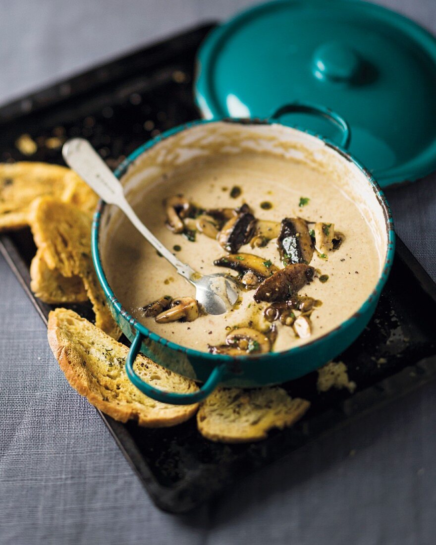 Quick mushroom soup with leek and crispy bread