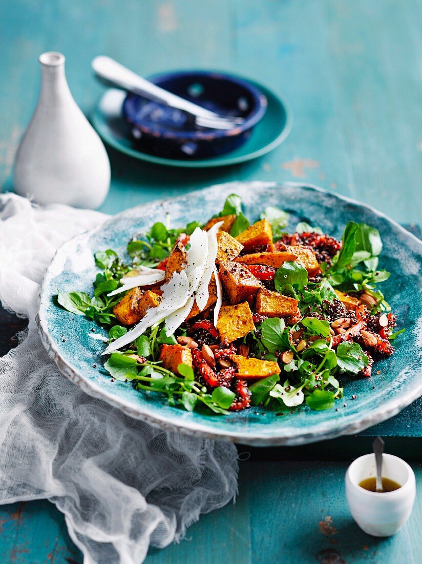 Gebratener Kürbissalat mit schwarzem Quinoa und Brunnenkresse