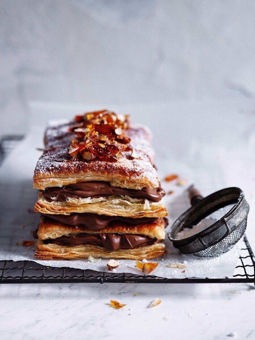 Mille Feuille mit Schokoladencreme und Mandeln