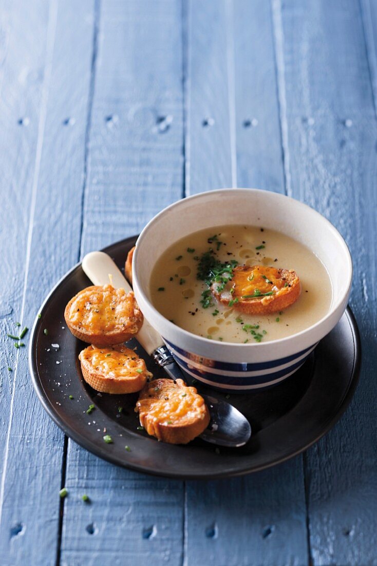 Cauliflower and cheddar cheese soup with cheesy toast