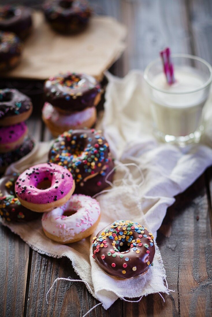 Verschieden glasierte Doughnuts