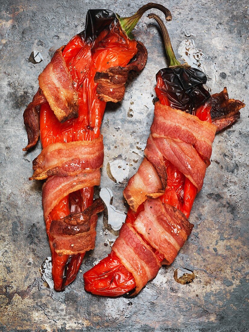 Grilled red peppers wrapped in bacon (seen from above)