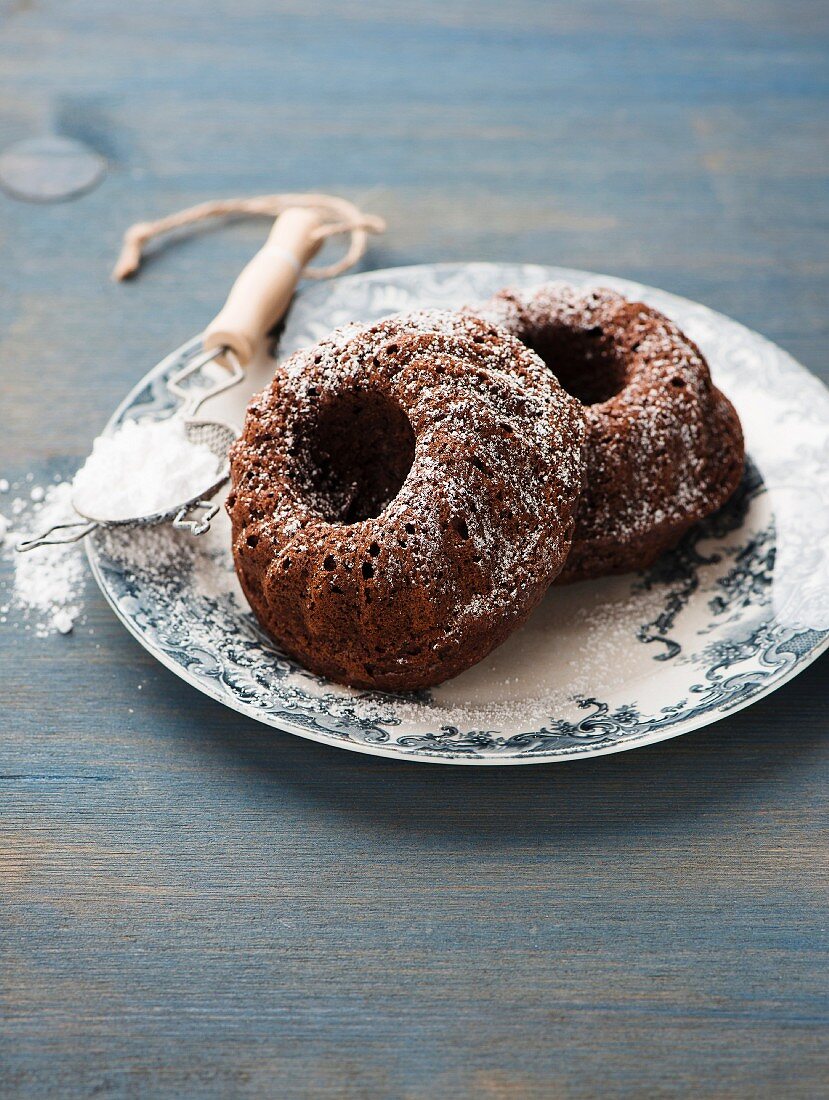 Kleine Schokoladennapfkuchen mit Puderzucker