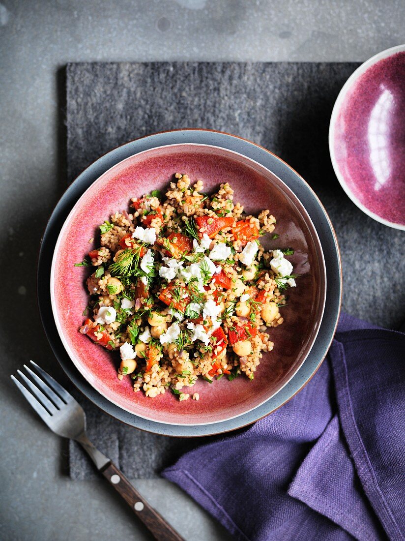 Gerstensalat mit Paprika, Feta, Kichererbsen und Dill