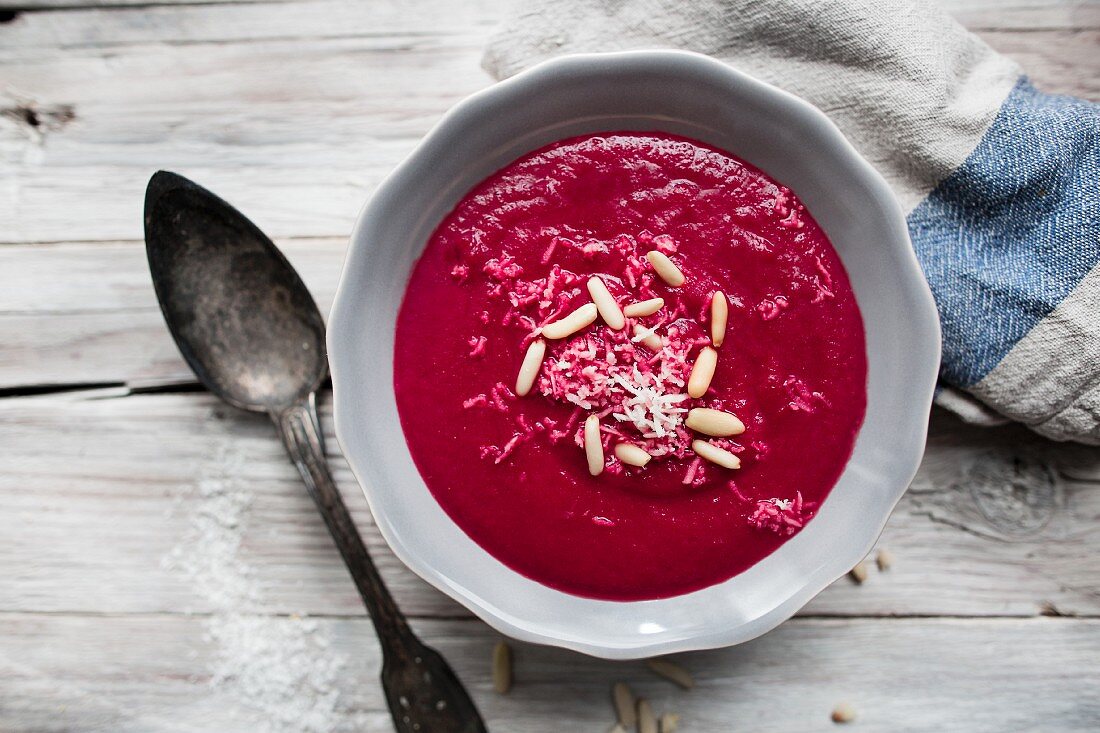 Rote-Bete-Suppe mit Pinienkernen und Meerrettich