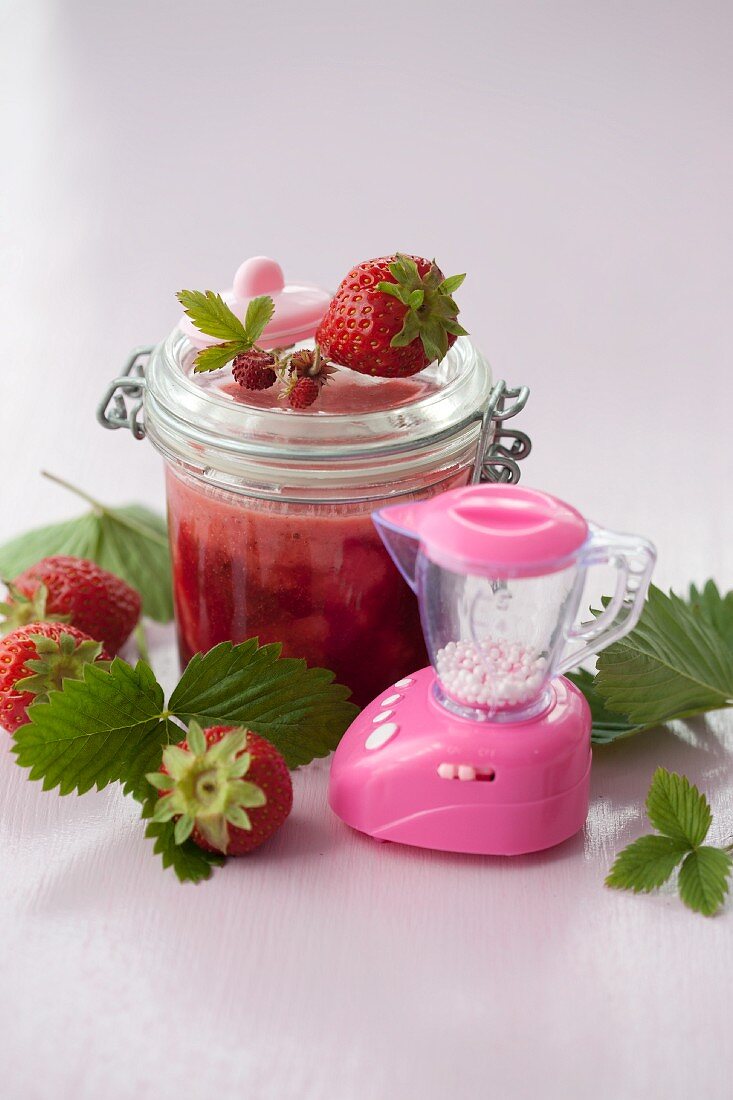 Erdbeer-Walderdbeer-Marmelade im Einmachglas
