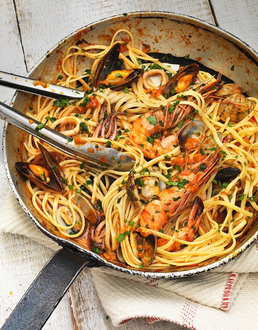 Pasta mit Meeresfrüchten aus der Pfanne