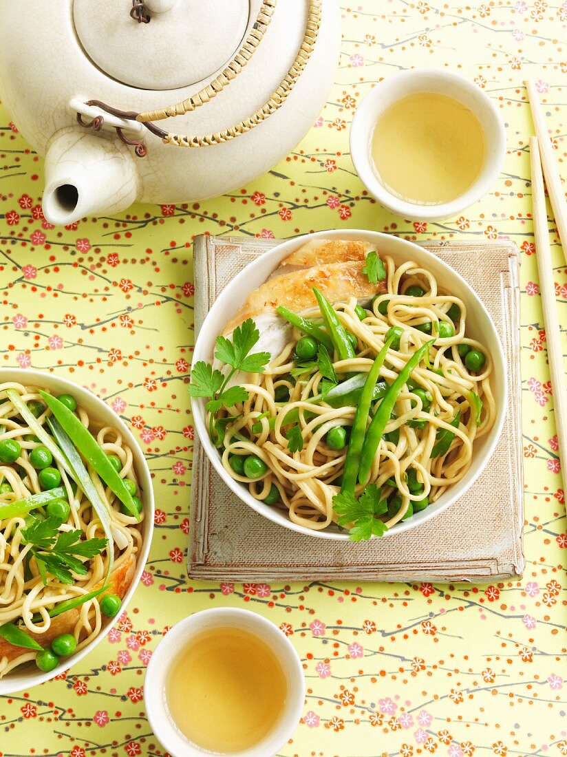 Egg noodles with peas and beans (Asia)