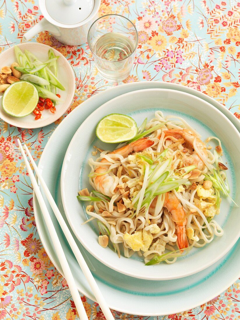 Noodles with prawns, spring onions, peanuts and bean sprouts (Asia)
