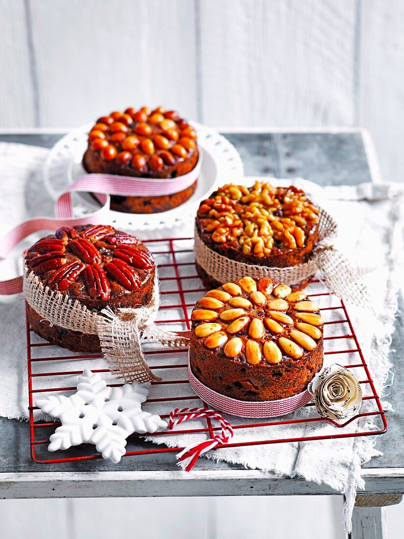 Vier glutenfreie Weihnachtskuchen mit Nüssen und Mandeln