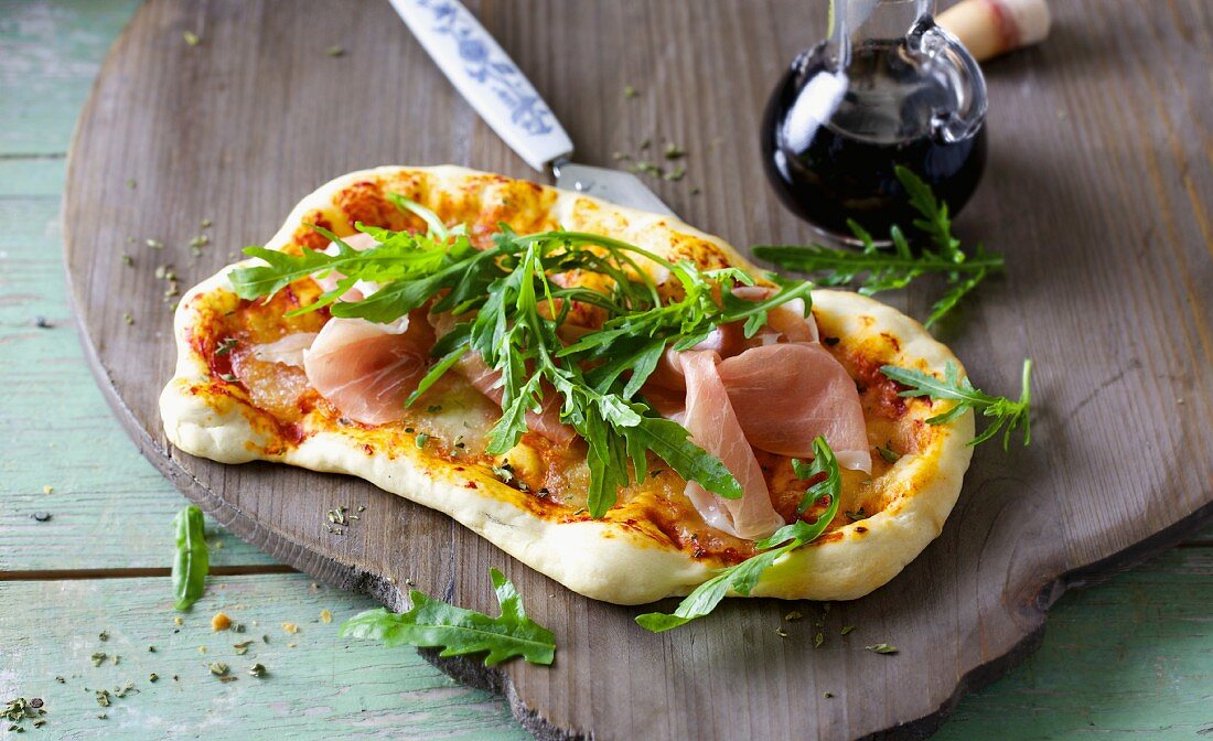 Rucola-Mozzarella-Pizza mit Parmaschinken
