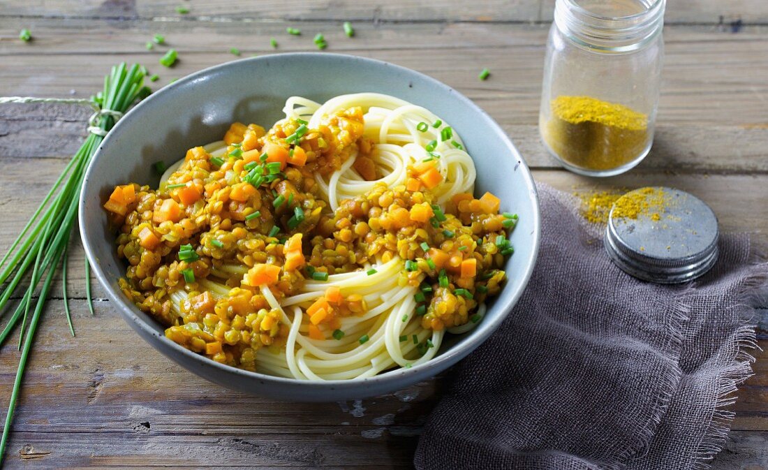 Spaghetti with carrots and curried lentils
