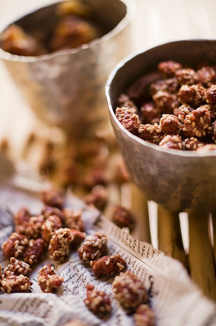 Caramelised peanuts with sesame seeds