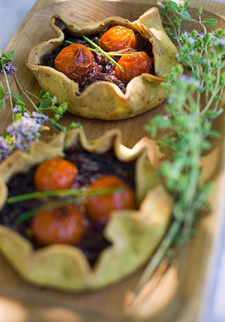 Pesto tartlets with onion confit and cherry tomatoes