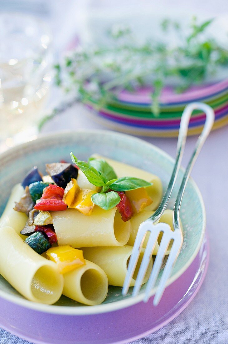 Paccheri mit Gemüse und Basilikum