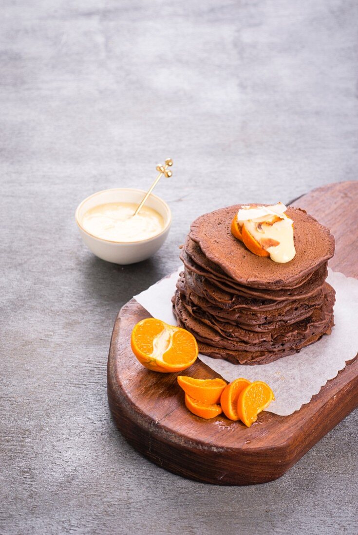 Schokoladenpancakes mit Clementinen und Vanillesauce