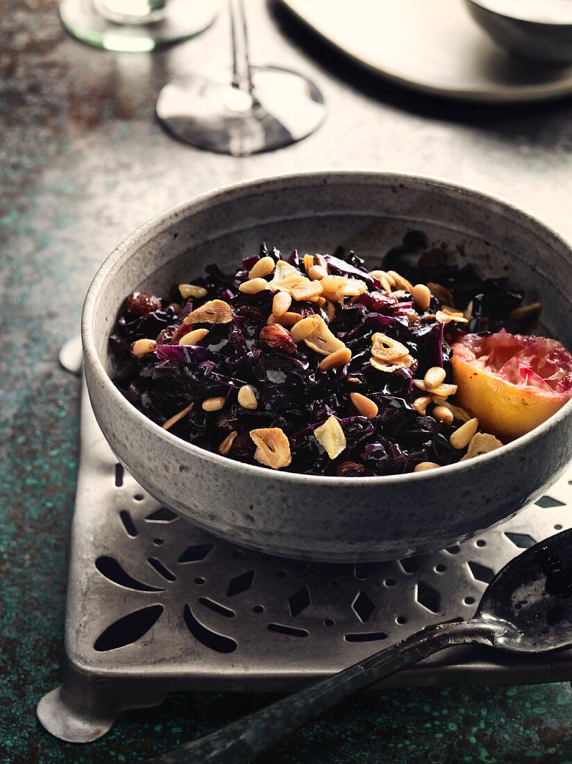 Red cabbage with garlic and pine nuts