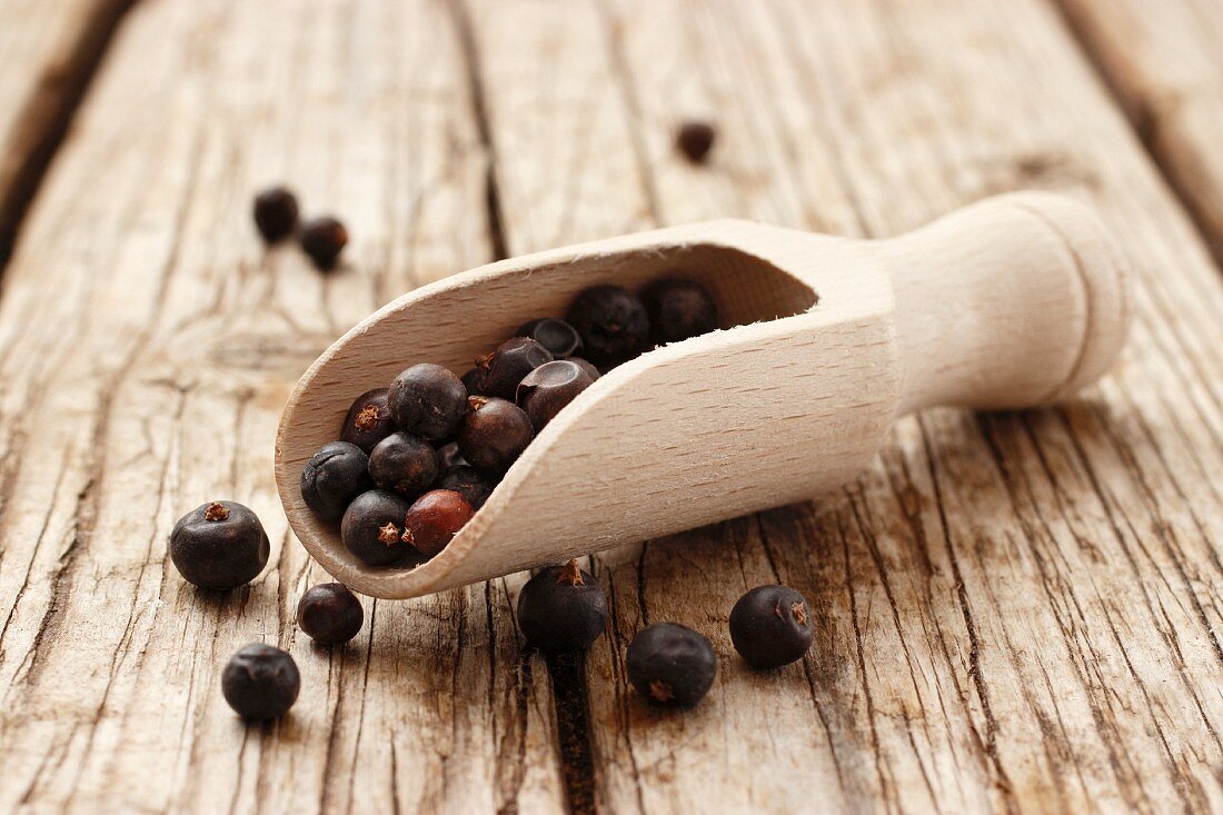 Wacholderbeeren in kleiner Holzschaufel