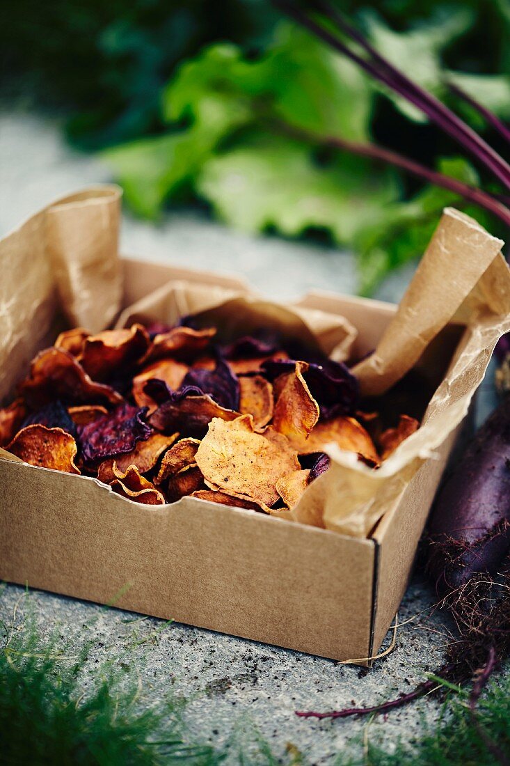 Beetroot crisps in a box