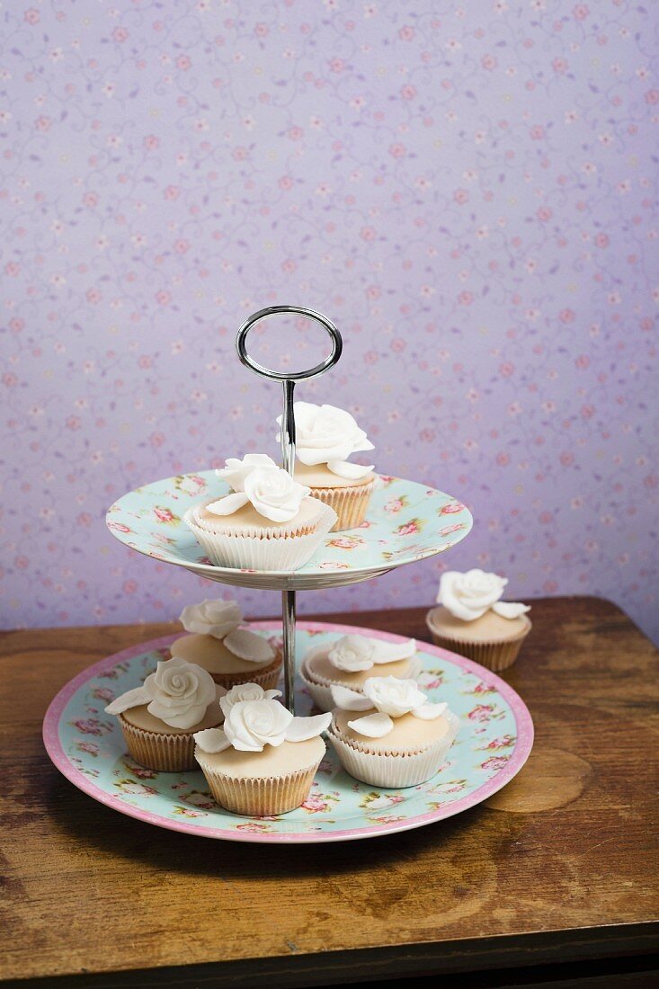 Cupcakes mit weissen Zuckerrosen auf Etagere