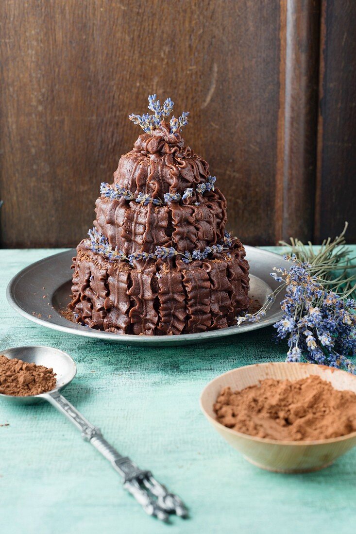 Schokoladentorte mit Schokobuttercreme in Rüschenoptik und Lavendelblüten