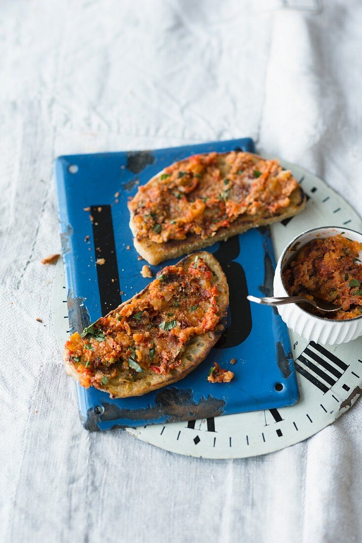 Paprika-Tomaten-Aufstrich mit getrockneten Aprikosen