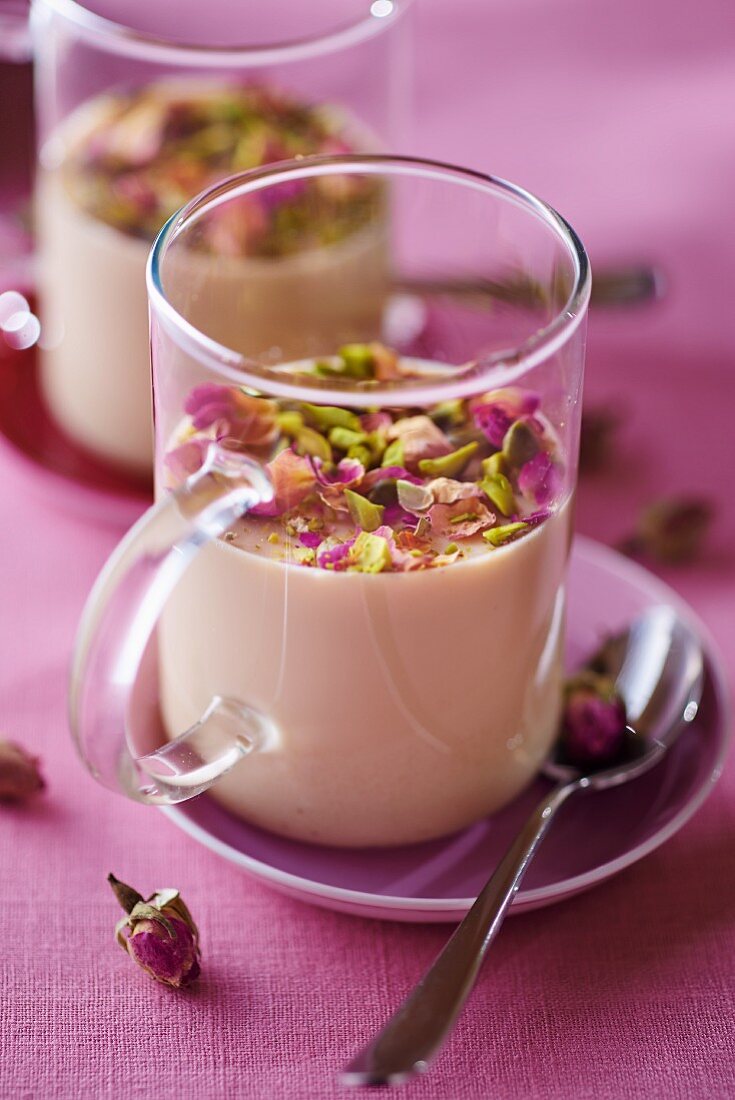 Chaitee-Pannacotta mit Rosenknospen und Pistazien