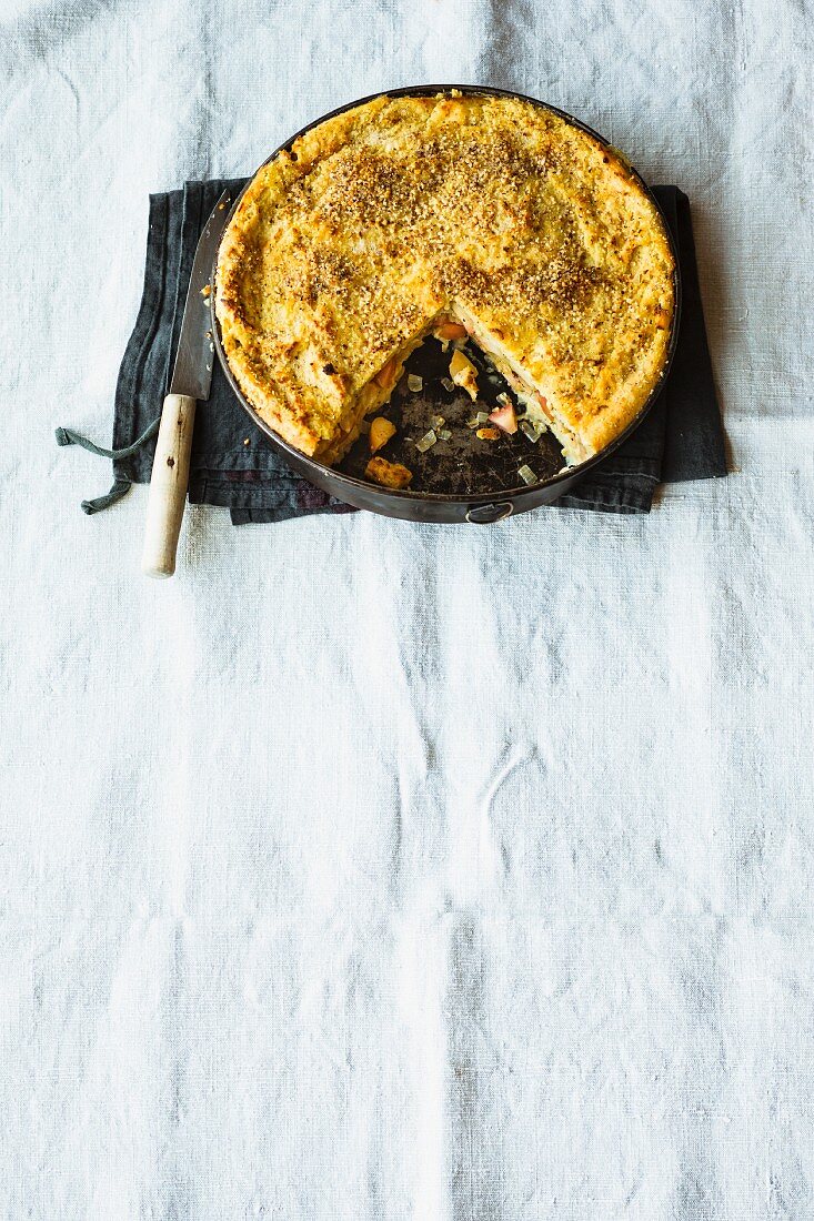 Pikanter Kartoffel-Apfelkuchen mit Ziegenfrischkäse und Mandeln