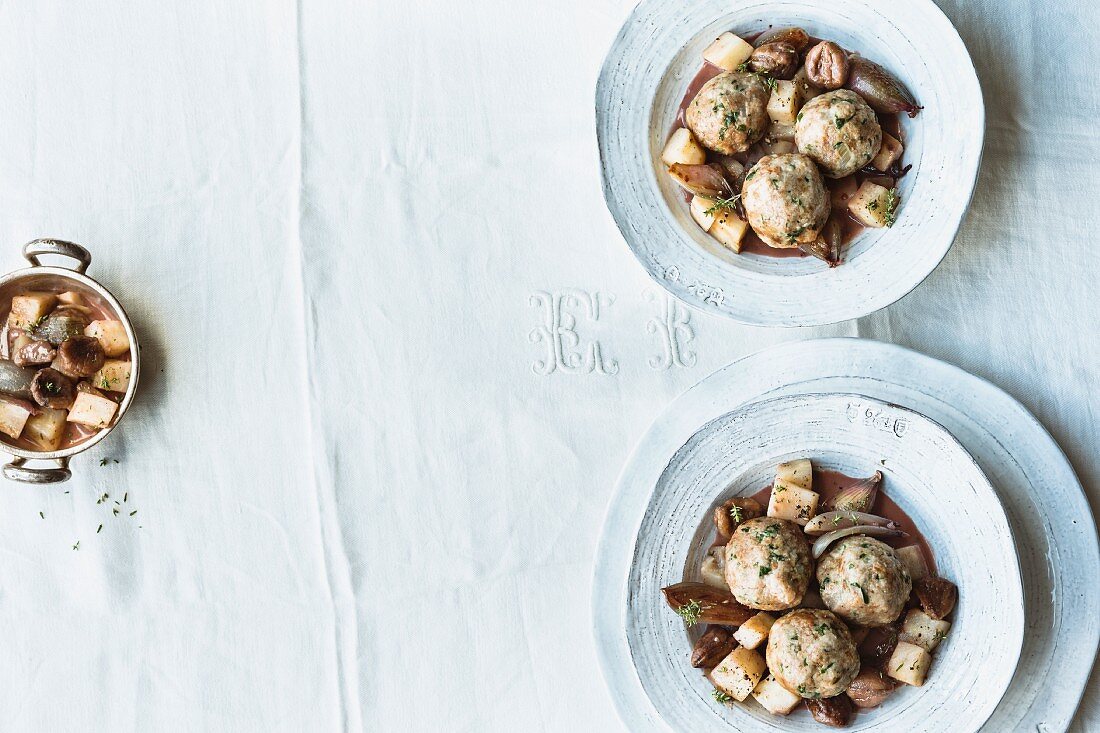 Semmelknödel aus Honigkuchen mit Sellerie-Maronen-Ragout