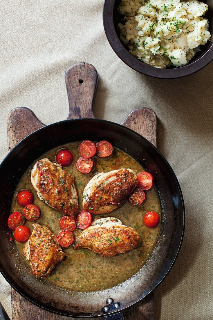 Pollo in potacchio (Hähnchen mit Knoblauch, Rosmarin und Tomaten, Italien)