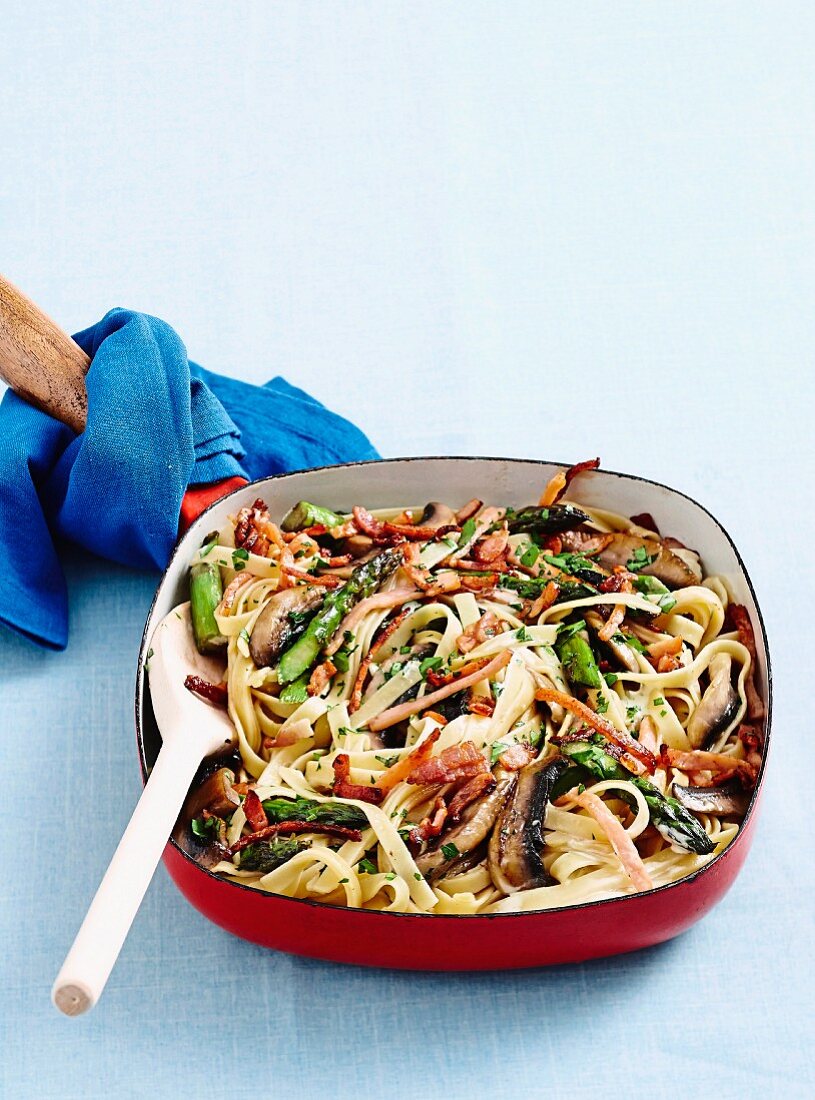 Fettuccine mit Speck und grünem Spargel