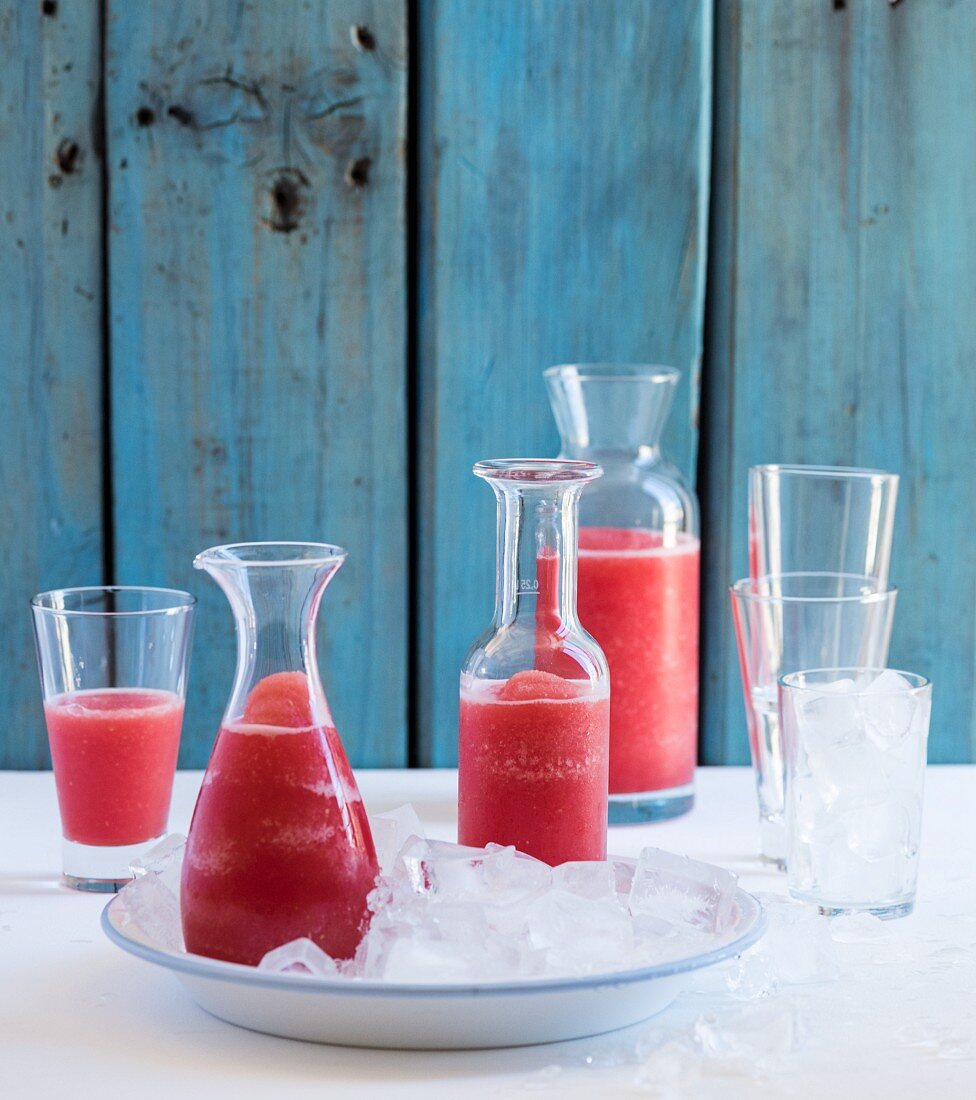 Wassermelonenlimonade in Flaschen und Glas