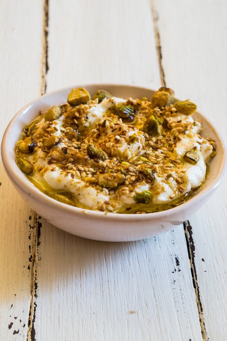 Hummus mit Dukkah (Nuss-Gewürz-Mischung, Arabien)