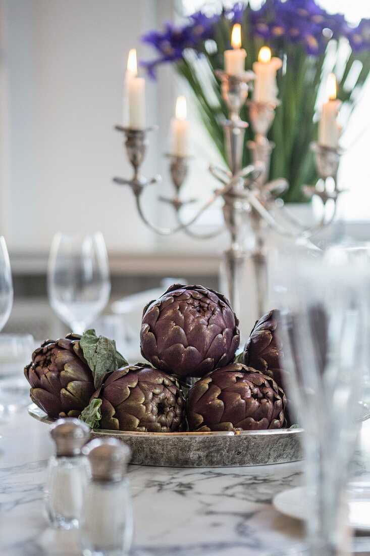 Fresh artichokes as table decoration