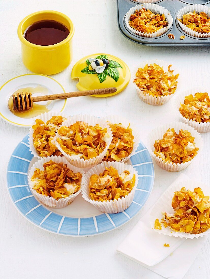 Knusprige Marshmallow-Cornflakes-Törtchen mit Honig aus dem Backofen