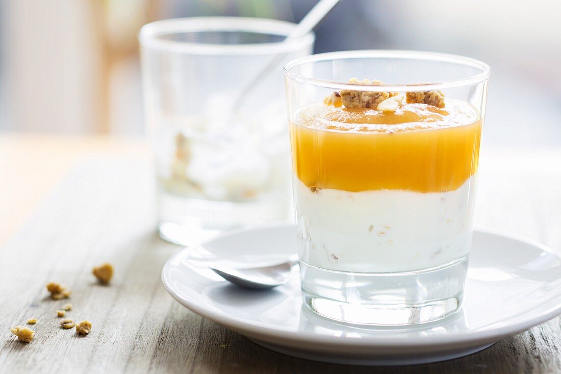 Griechischer Joghurt mit Crunchymüsli und hausgemachtem Apfelmus im Glas