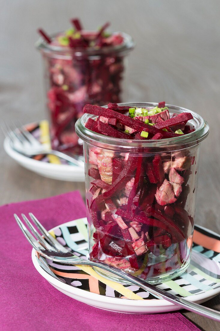 Rote-Bete-Salat mit Kalbfleisch und Schnittlauch im Glas