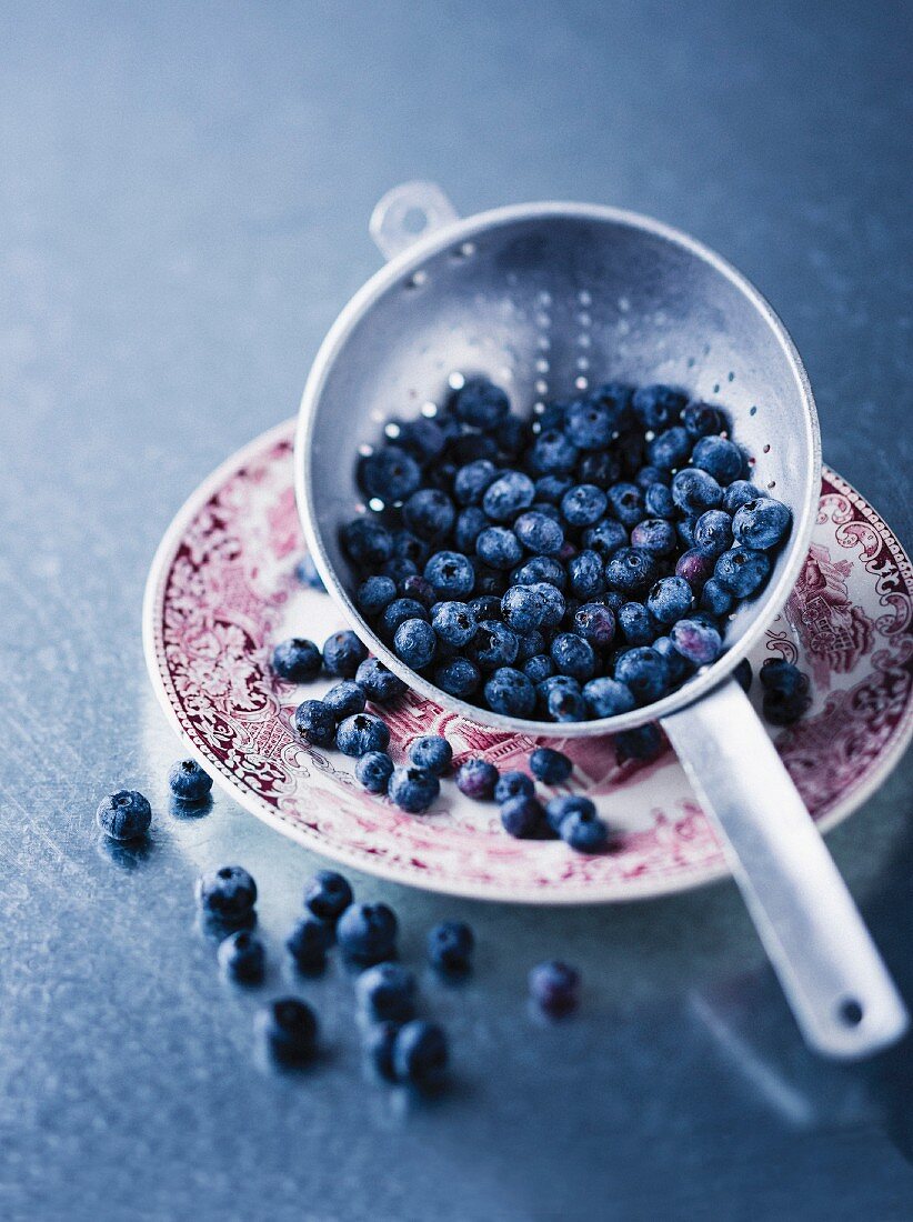 Frische Blaubeeren in einem Sieb